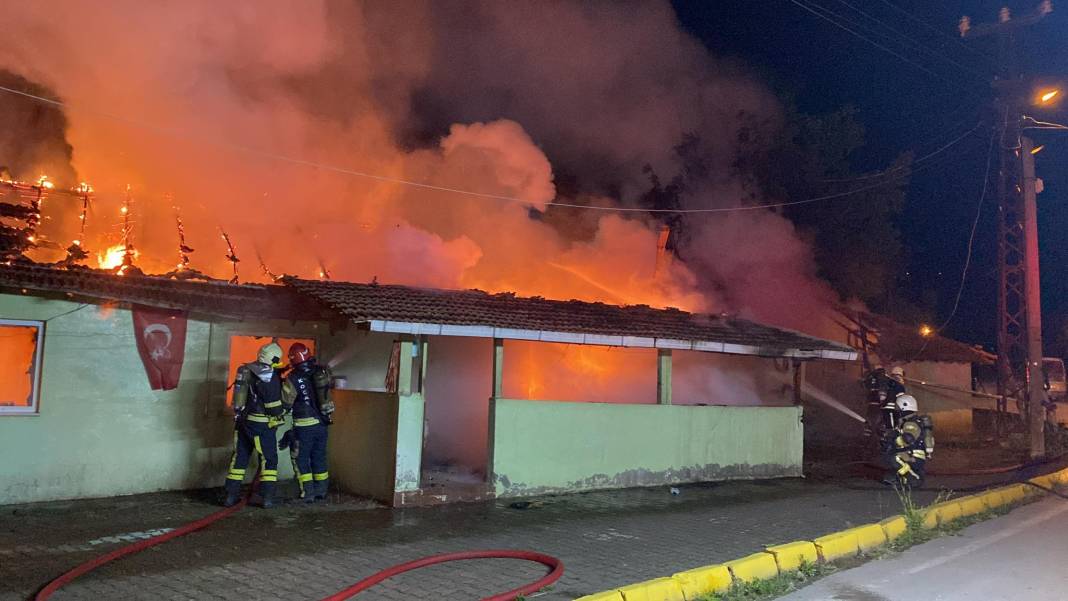 Kocaeli'de ‘pes’ dedirten olay: Alkol alıp, annesi de içerideyken evi ateşe verdi 18